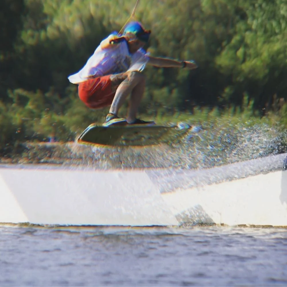 Come scegliere la tavola da wakeskate: foto rider in azione