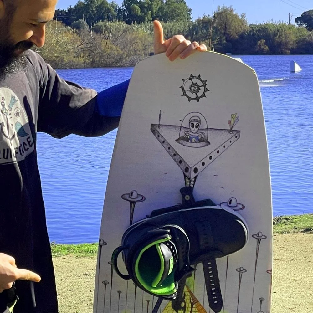 Set wakeboard: fotografia tavola con attacchi