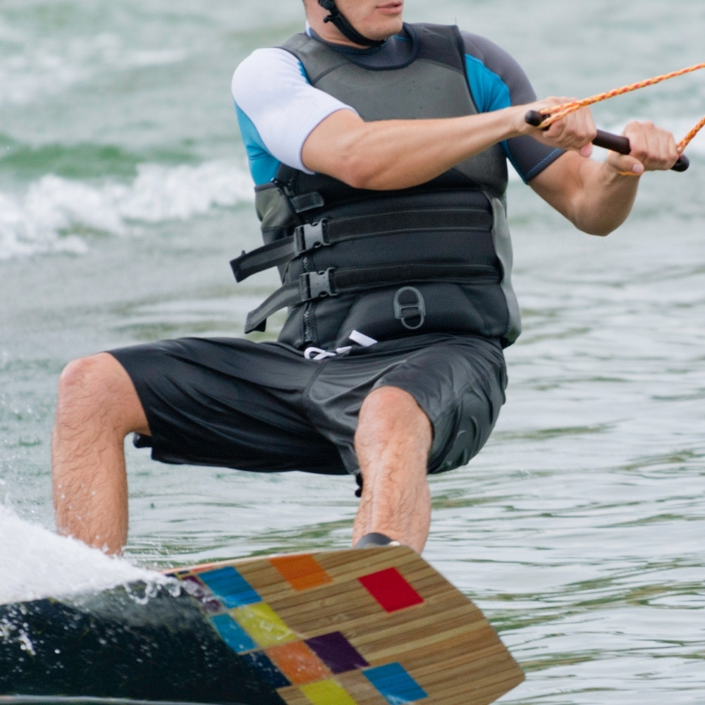 Corpetto wakeboard o lycra surf: quale scegliere