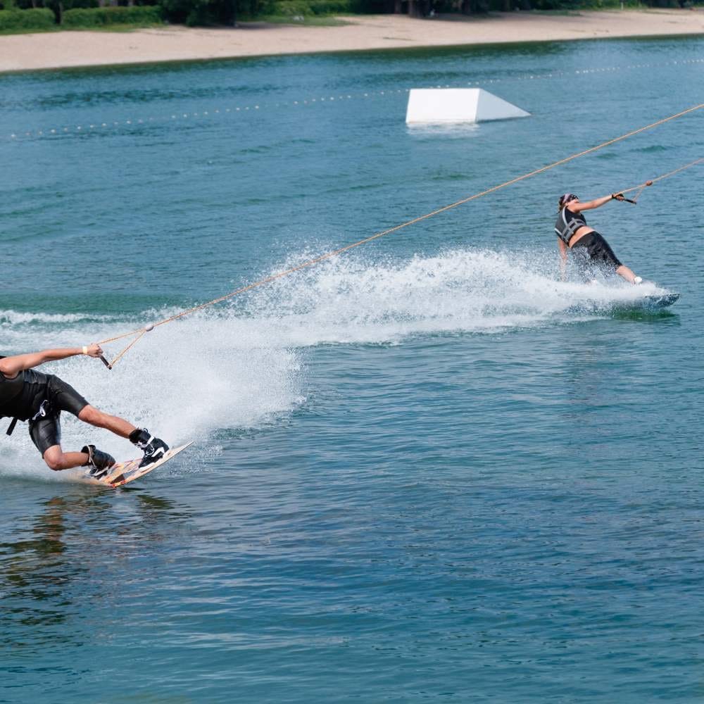 I migliori negozi online per tavole e attrezzatura da wakeboard: foto rider in action