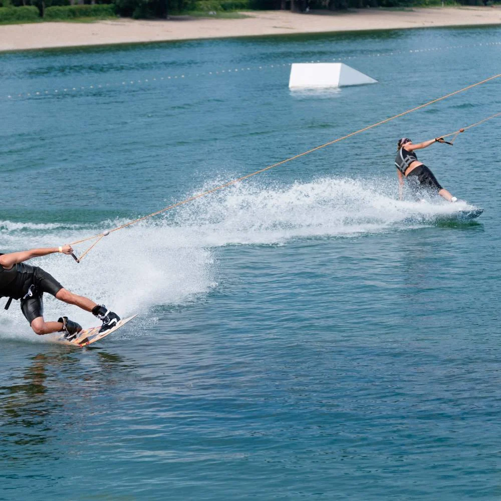 Negozi online per il wakeboard: dove comprare tavole e accessori I migliori negozi online per tavole e attrezzatura da wakeboard: foto rider in action